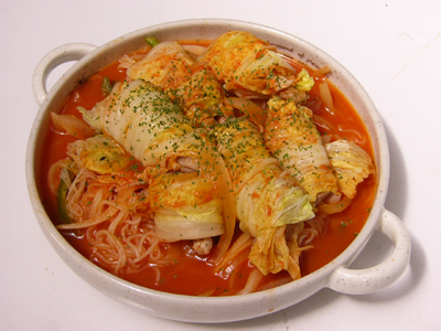 レンジで作る蒸し料理「ロール白菜コンスパトマトソース仕立て」1